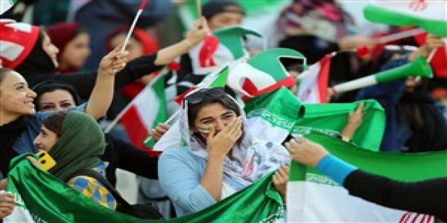 بانوان  برد ایران را در آزادی جشن گرفتند....تیم ملی فوتبال مردان  با زنان ایرانی  کامبوج را گل باران کردند 