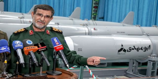  الحاق موشک کروز دریایی «ابومهدی» به نیروهای دریایی سپاه و ارتش / سردار تنگسیری: موشک «ابومهدی» کارایی هواپیماهای دشمن را منتفی می‌کند / این موشک قابلیت مقابله با جنگ الکترونیک را دارد / یکی دیگر از قابلیت‌های این موشک دنبال‌کردن چندین هدف و از حمله به آن از پشت است / امیدوارم تلافی شهادت شهید ابومهدی المهندس را در دریا بر سر دشمنان عملی کنیم 