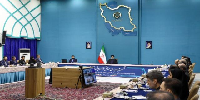 دکتر رئیسی در نشستی با مدیران مناطق آزاد و ویژه کشور مطرح کرد؛ ضرورت تدوین لایحه‌ای جامع برای رفع موانع موجود در مناطق آزاد و ویژه/ لزوم اصلاح فرآیند طولانی و پیچیده جذب سرمایه‌گذاری در این مناطق 
