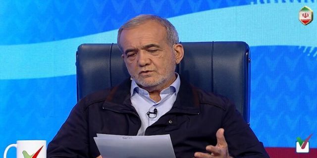 عرشیان: ولله پزشکیان حلال مشکلات است.............پزشکیان: اگر من را مسئول اقتصاد بگذارید قطعاً خراب می‌کنم؛ باید مشاور و کارشناسِ متخصص، مسئول اقتصاد شود/ روابط خارجی ما باید بدون تنش باشد و با همه دعوا نکنیم/ کسانی که قرار بود مذاکره کنند، این‌کاره نبودند/ ما در این مملکت داریم مغز‌ها را فراری می‌دهیم/ تورم طی ۳ سال گذشته همواره بالای ۴۰ درصد بوده/ همهٔ مردم نگران و ناراضی‌اند 