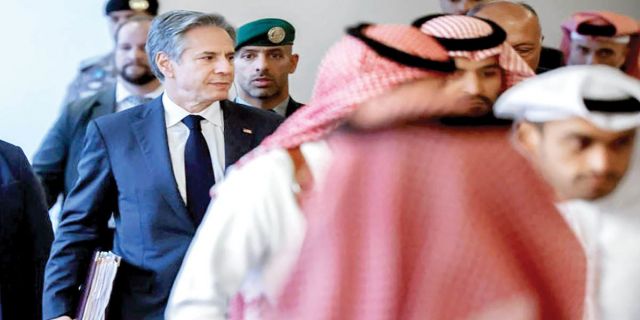 واشنگتن‌پست به نقل از یک مقام آمریکایی:  ایالات متحده، قطر و مصر در حال آماده‌سازی توافق نهایی و قطعی برای آتش‌بس در غزه هستند / واشنگتن طی هفته‌های آینده طرح آتش‌بس را  به طرفین ارائه می‌دهد؛ یا می‌پذیرند یا رها می‌کنند / عدم پذیرش توافق نهایی، به معنای پایان مذاکرات خواهد بود 