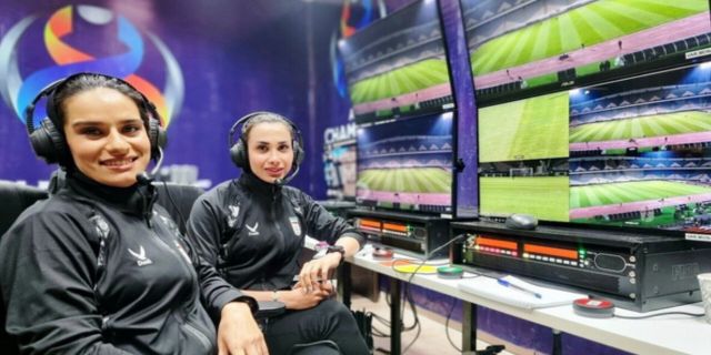 داوری زنان ایران در بازی های ایران var  اکنون  درون زمین                                     شاید وقتی دیگر..........اولین داوری تمام زن VAR در لیگ برتر