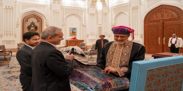 هدیه پزشکیان و سلطان عمان به یکدیگر