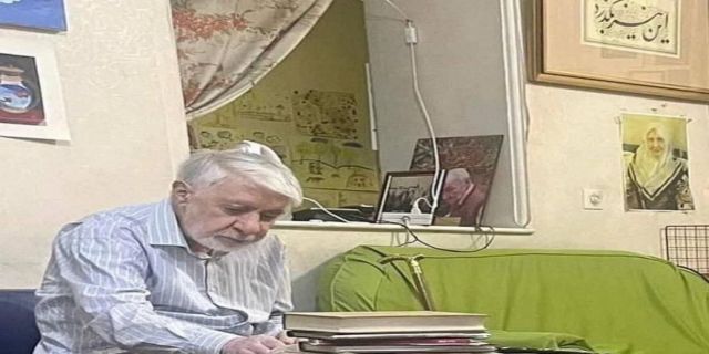 مسیح مهاجری درباره دیدار با میرحسین موسوی و زهرا رهنورد: به نظر می‌رسد فراهم شدن امکان این دیدار، از نتایج تحولات یک ماه اخیر باشد/ از حال جسمی میرحسین پرسیدم، گفت خدا را شکر غیر از پیری عارضه‌ای ندارم/ مهندس موسوی از «سپهبد محمد باقری» تمجید کرد/ هیچ پیامی از کسی یا جایی برای او نداشتیم/ میرحسین اصرار داشت به ما بگوید از کسی خواسته‌ای ندارند و تنها آرزوی آن‌ها این است که [حقوق] مادی و معنوی مردم تأمین شود